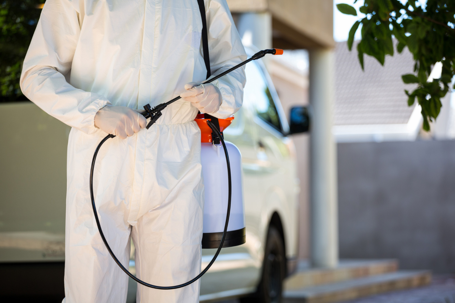 mid-section-pest-control-man-standing-van (6)